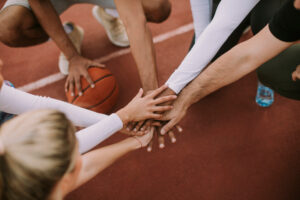 Photo d'équipe de basket pour représenter la force et l'union : l'esprit d'équipe.